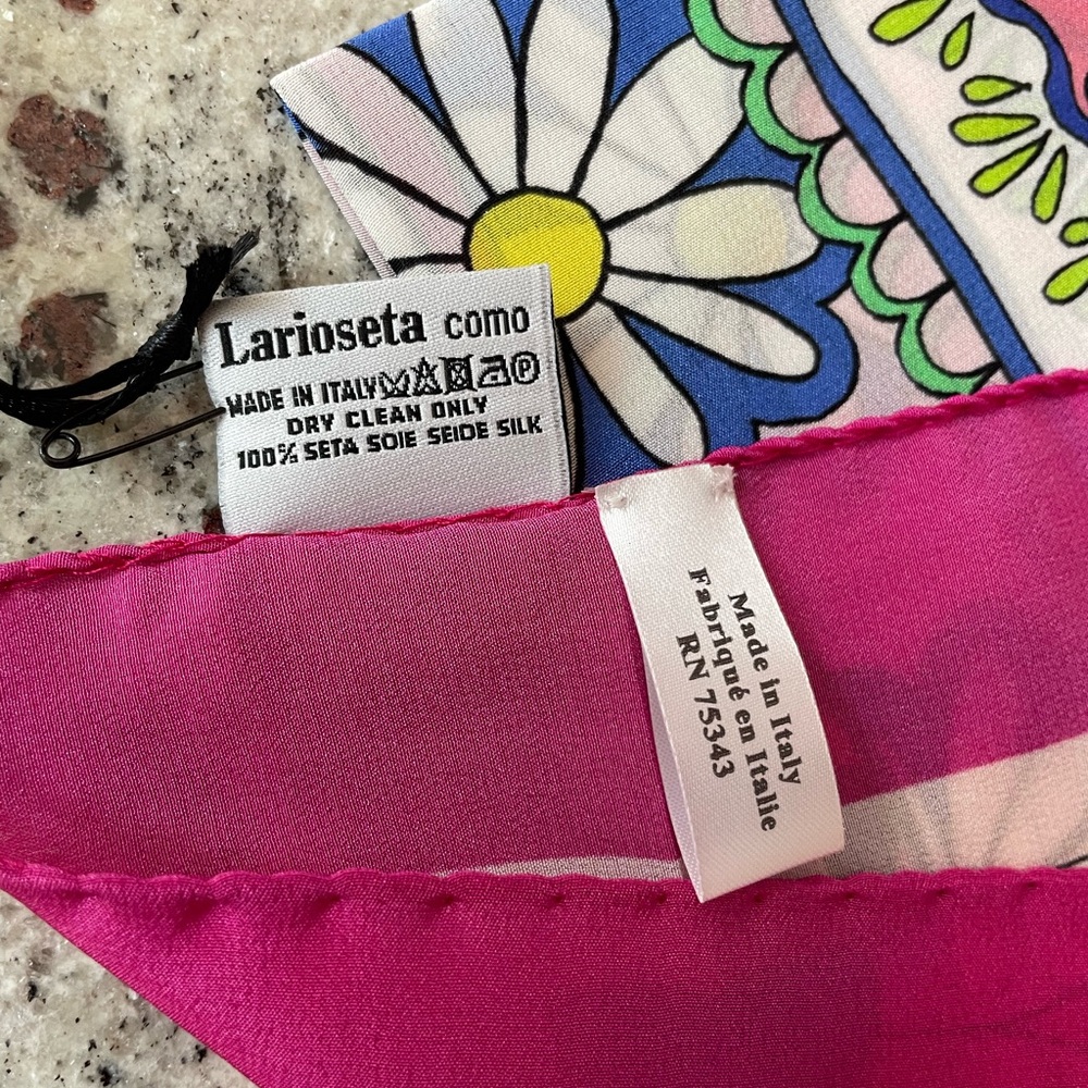 Made In Italy Silk Bear And Flowers Scarf from MOSCHINO - Picture 7 of 7